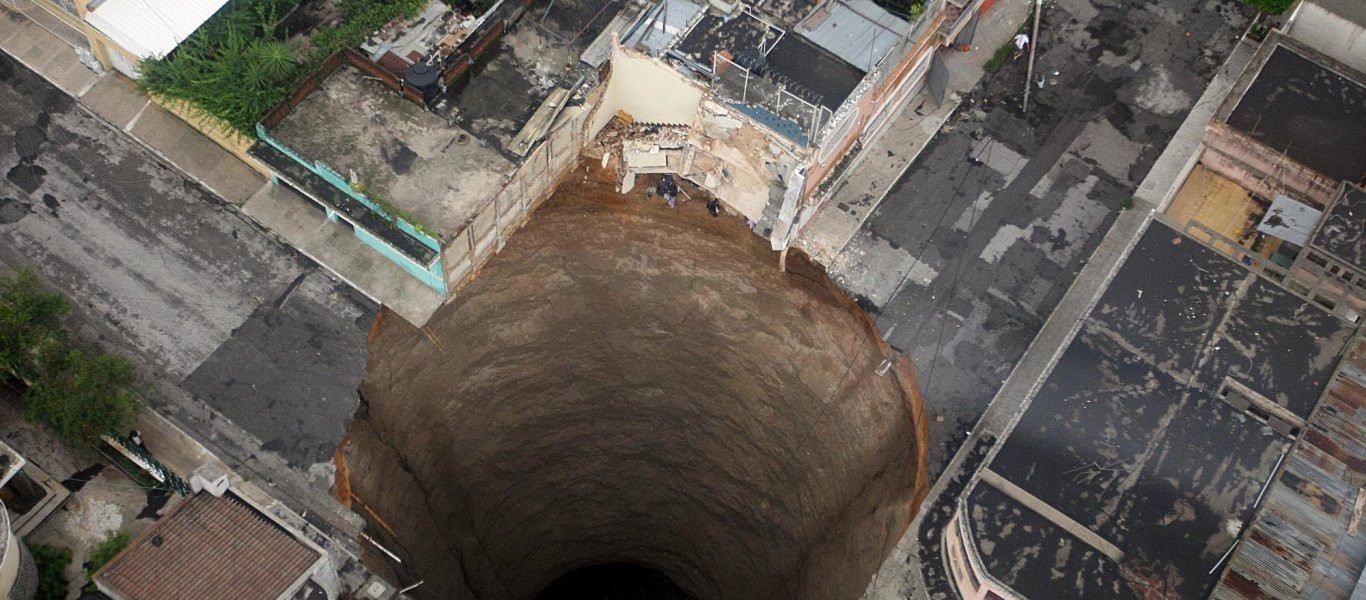 Τί είναι οι «sinkholes» που καταπίνουν... ολόκληρες εκτάσεις γης - Πώς προλαμβάνονται; (βίντεο)